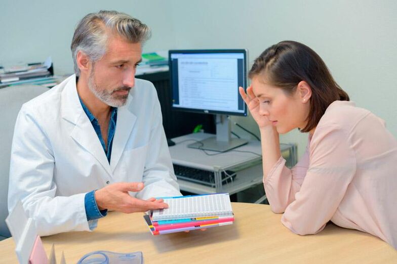 Ein Patient mit Anzeichen einer Parasiteninfektion bei einem Termin bei einem Therapeuten